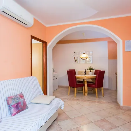 Apartment Luka 3 *