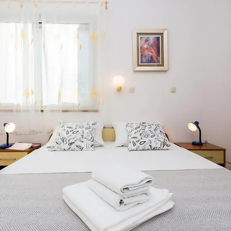 Apartment Luka 3 *